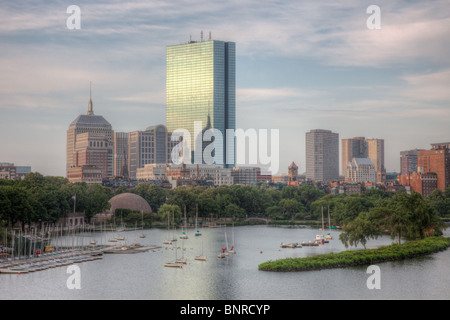 La skyline di Boston compreso il John Hancock Building, come si è visto sopra il fiume Charles dal Longfellow Bridge. Foto Stock