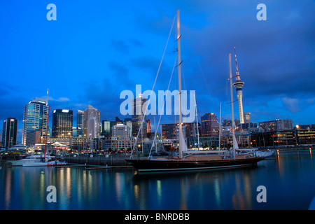 Auckland viadotto del porto e dello skyline della città compreso Sky Tower di notte, Nuova Zelanda Foto Stock