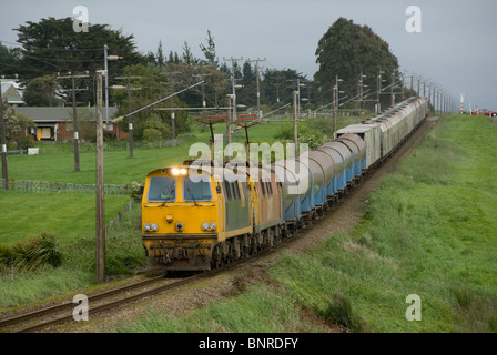 Due della classe EF i motori elettrici di trazione di un treno di autocisterne per il latte, vicino Fielding, Manawatu Affitto, Isola del nord, Nuova Zelanda Foto Stock