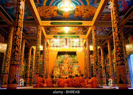 Il debuttante monaci frequentando le preghiere della sera in un cambogiano di wat - provincia di Kandal, Cambogia Foto Stock