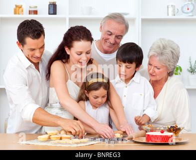 I genitori, nonni e figli la cottura in cucina Foto Stock