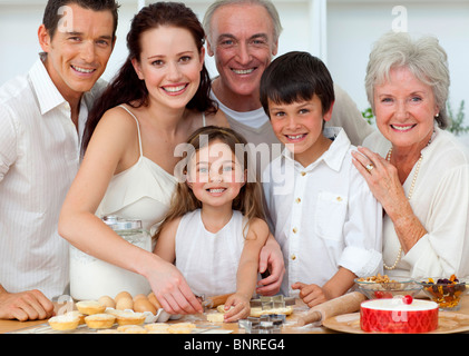 Ritratto di genitori, nonni e figli la cottura in cucina Foto Stock