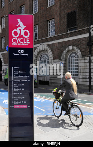 CS3 Barking to Tower Gateway TfL Cycling SuperHighway Route cartello blu Road Paint Cyclist riding pedal bike London Borough of Tower Hamlets England UK Foto Stock