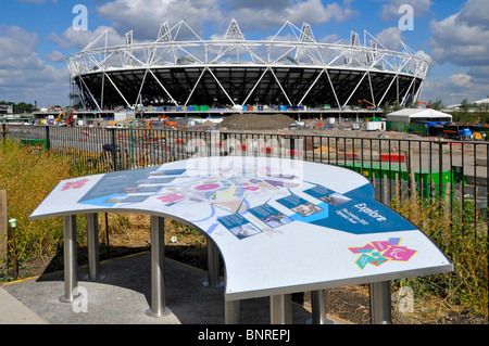 Londra 2012 Stadio Olimpico sito in costruzione con il visitatore del pannello informazioni Foto Stock