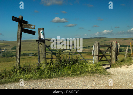 Un cancello per il South Downs la via che conduce al fiume Adur Valley vicino a Beeding superiore e Steyning - South Downs National Park. Foto Stock