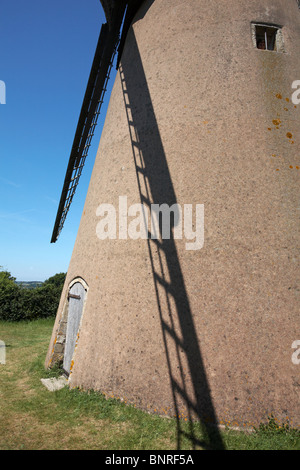 Mulino a vento di Bembridge con ombra di vela che cade su di esso a Isle of Wight, Hampshire, Regno Unito a giugno Foto Stock