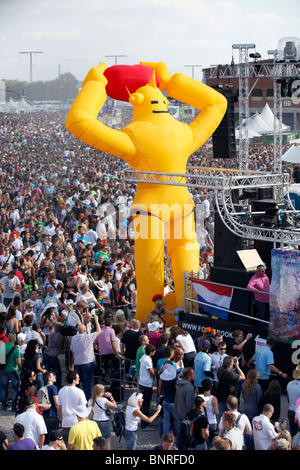 Loveparade di Duisburg, Germania. Più grande techno music festival in tutto il mondo. Centinaia di migliaia di persone vengono a parte. Foto Stock