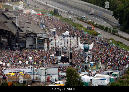Loveparade di Duisburg, Germania. Più grande techno music festival in tutto il mondo. Centinaia di migliaia di persone vengono a parte. Foto Stock