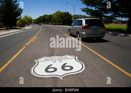 Route 66 road trip Arizona - Kingman AZ città storica - ci storico 66 road badge marcatura sull'autostrada centro corsia Foto Stock