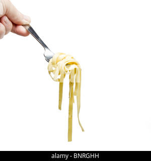 Nastri di pasta saltati in olio d'oliva, sale e pepe sulla forcella isolata contro il bianco. Foto Stock