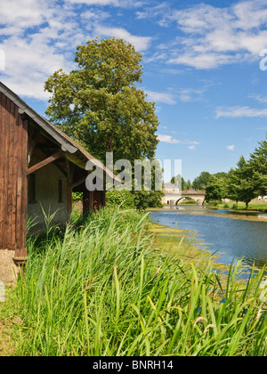 Riverside vecchio lavatoio pubblico (lavoir) e il fiume Claise - Preuilly-sur-Claise, Francia. Foto Stock