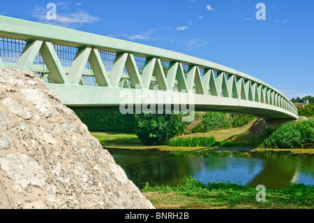 Metallo moderno unico span arch ponte sul fiume - Preuilly-sur-Claise, Francia. Foto Stock