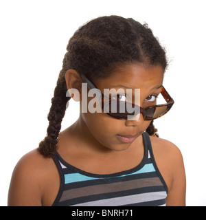 Giovani espressiva razza mista ragazza indossando occhiali da sole isolata contro uno sfondo bianco. Foto Stock