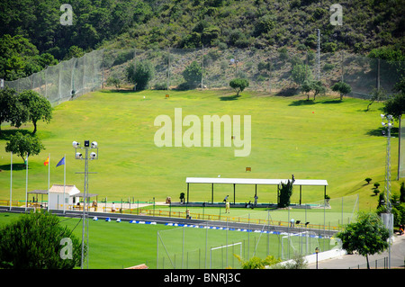 Un campo da golf driving range sul bordo della città, Benahavis, Costa del Sol, provincia di Malaga, Andalusia, Spagna, Europa occidentale. Foto Stock