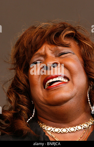 Motown diva Martha Reeves performanti a Croydon Summer Festival a sud di Londra Foto Stock