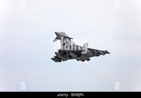 Farnborough BAE Systems Eurofighter Typhoon pieno carico di armi Foto Stock