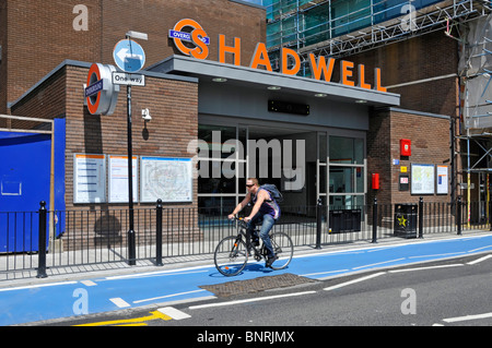 Shadwell stazione ferroviaria con ciclo di blu il superhighway di marcature di corsia Foto Stock