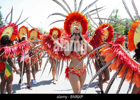 La xliii (2010) Toronto Caribbean Carnival (Caribana) è il più grande festival caraibico in Nord America. Foto Stock