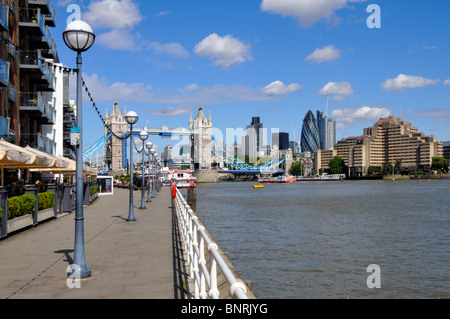 Passaggio pedonale con lampi di strada accanto al Tamigi, vista panoramica del Tower Bridge e dello skyline della città di Londra da Butlers Wharf Southwark Foto Stock