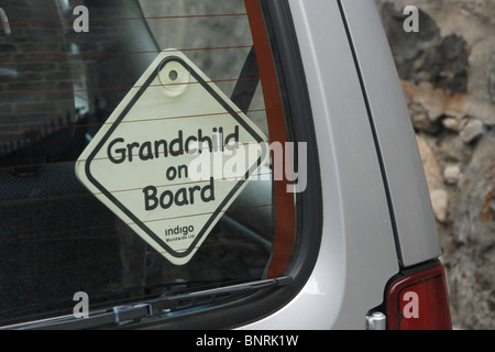 "Nipote a bordo dell' adesivo sul vetro auto. Foto Stock