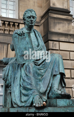 Statua del filosofo e storico David Hume dallo scultore Sandy Stoddart su Edinburgh Royal Mile. Foto Stock