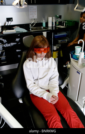 Ragazza bambino poltrona del dentista adolescente Foto Stock