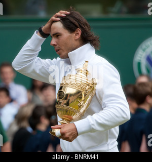 04 luglio 2010: Rafael Nadal, Uomini Singoli campione. Wimbledon torneo internazionale di tennis presso il All England Lawn dieci Foto Stock