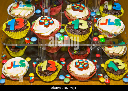 Chiudere orizzontale su di una tavola di piatti per le feste stabilite per  un bambino del XIII festa di compleanno Foto stock - Alamy