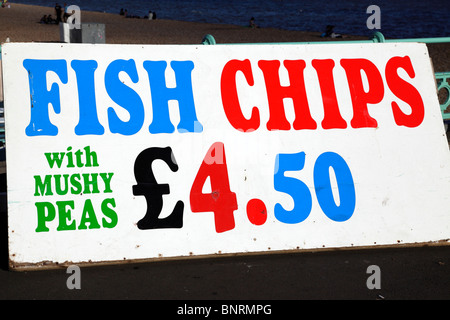 Pesce e patatine fiacco piselli segno sul lungomare di Brighton Inghilterra REGNO UNITO Foto Stock