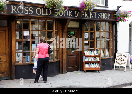 Facciata di un tipico di seconda mano e stampa book shop in high street Ross-On-Wye Herefordshire UK Foto Stock