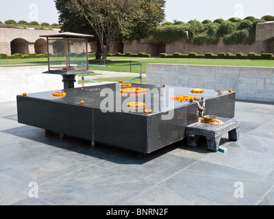 Raj Ghat, un memoriale al Mahatma Gandhi è un semplice nero piattaforma di marmo che segna il punto della sua cremazione. Foto Stock