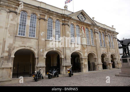 La facciata della Shire Hall Uffici Del Consiglio di Agincourt Square Monnow Street Monmouth Galles REGNO UNITO Foto Stock