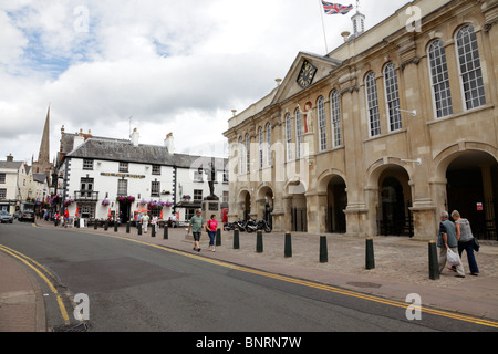 La facciata della Shire Hall Uffici Del Consiglio di Agincourt Square Monnow Street Monmouth Galles REGNO UNITO Foto Stock