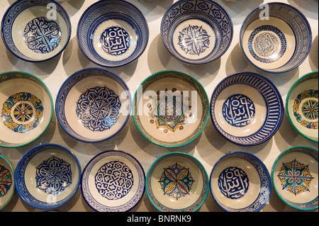 Un gruppo di coppe in ceramica su una parete in corrispondenza di una fabbrica di ceramiche di Fez, Marocco Foto Stock