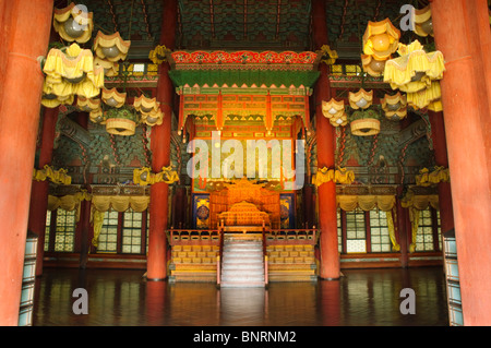 Interno del Injeongjeon Hall presso il Palazzo di Changdeokgung a Seul, Corea del Sud, Jongno-gu Foto Stock