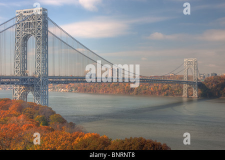 Caduta vista da Washington Heights del George Washington Bridge sul fiume Hudson, il collegamento di Manhattan con il Fort Lee, NJ Foto Stock