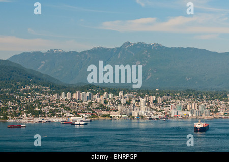 Un elevato angolo di visione da Vancouver attraverso Burrard ingresso verso la parte inferiore del Lonsdale area della città di North Vancouver. Foto Stock