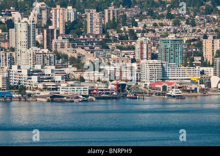 Un elevato angolo di visione della parte inferiore della Lonsdale area della città di North Vancouver. Foto Stock