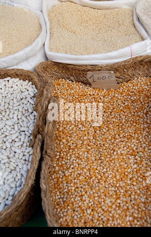 Il Marocco, Tetouan. Storica Medina bazaar. Un assortimento di fagioli secchi & mais in cesti. Foto Stock