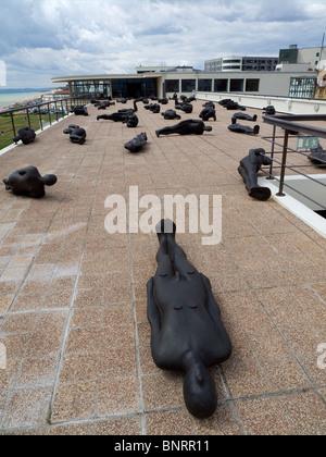 Mostra di statue " massa critica " di Antony Gormley sul tetto del De La Warr Pavilion Bexhill on Sea East Sussex Foto Stock