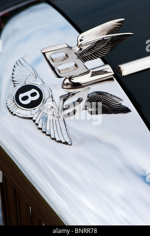 Bentleys winged ' B ' badge e cofano ornamento del cofano. Classic Vintage auto britannico Foto Stock