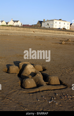 A forma di auto sandcastle in Broadhaven Pembrokeshire Foto Stock