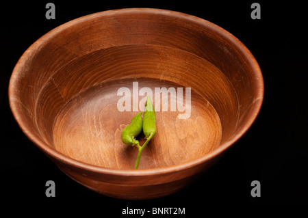 Due baccelli di piselli in una ciotola, still life Foto Stock