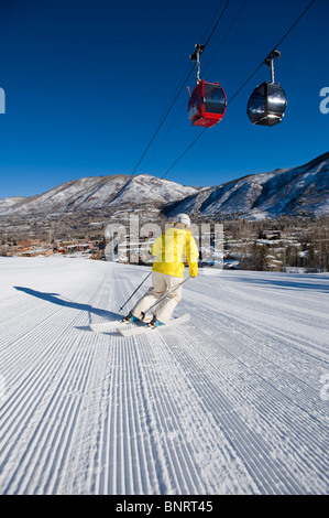 Donna sci di Aspen Colorado. Foto Stock