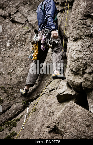 Un scalatore appoggia le mani. Foto Stock