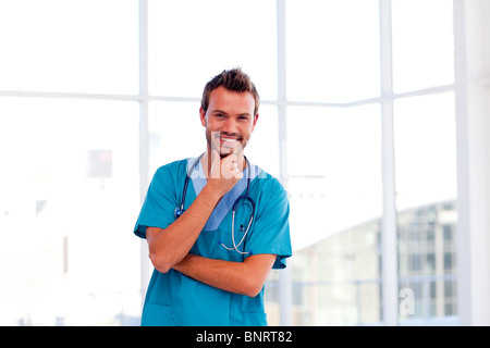 Bel giovane medico isolato in ospedale Foto Stock
