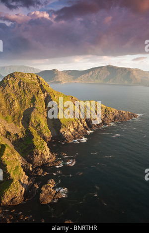 Luce della Sera sul lato sud dell'isola Runde in Herøy kommune, Møre og Romsdal, costa atlantica occidentale della Norvegia. Foto Stock