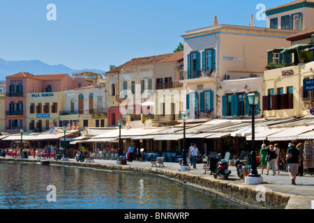 Ristoranti sul lungomare vecchio porto veneziano La Canea a nord-ovest di Creta Grecia Foto Stock