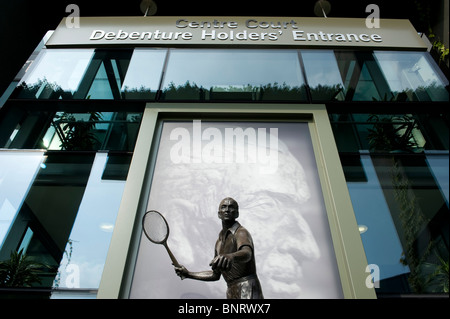 Fred Perry statua durante il torneo di Wimbledon Tennis Championships 2010 Foto Stock