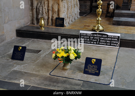 Tombe di William Shakespeare e Anne Hathaway nella chiesa della Santa Trinità, Stratford-upon-Avon, Warwickshire, Inghilterra, Regno Unito Foto Stock